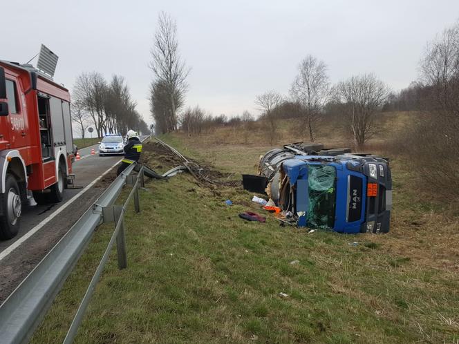 Cysterna z płynnym asfaltem wypadła z drogi