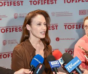 Tofifest 2024 otwarty! Magdalena Różczka, Ewa Wiśniewska i Kafka Jaworska uśmiechały się od ucha do ucha w Toruniu. Zdjęcia z uroczystej gali