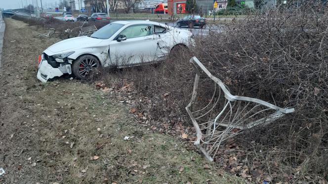 Rozbił sportowe auto i dał nogę. Policja szuka właściciela drogiego auta
