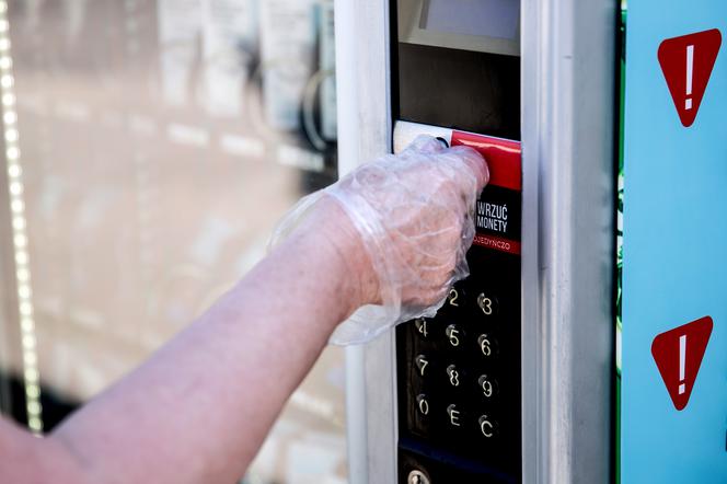 Na ulicach Krakowa stanęły maseczkomaty. Znamy ceny produktów