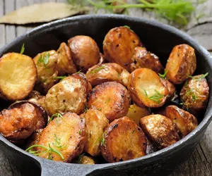 Ziemniaczki pieczone na słodko-ostro. Sekret tkwi w aromatycznej marynacie