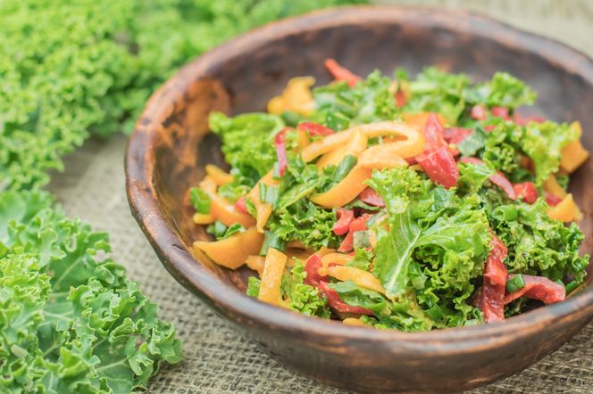 Jarmuż: surówka z jarmużu z marchewką i jabłkiem [przepis]