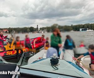 Dramat na jeziorze Sławskim: Gwałtowny wiatr przewrócił żaglówki z dziećmi!