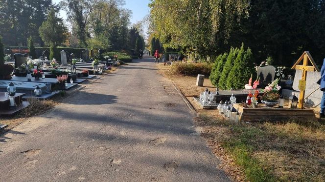 Korki i pełne parkingi. Tak wygląda sobota przed cmentarzem na Junikowie