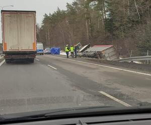 Wypadek na S7 w Barczy koło Kielc. Samochód ciężarowy wypadł z jezdni