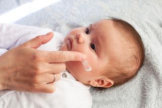 Uporczywy świąd to typowy objaw przy AZS. Jak pomóc niemowlęciu z atopowym zapaleniem skóry?