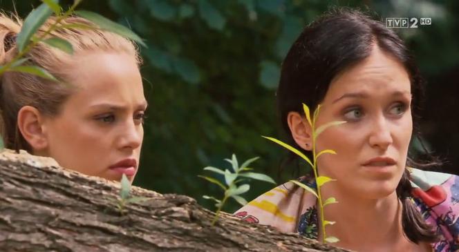 Barwy szczęścia, odcinek 1978. Oliwka (Wiktoria Gąsiewska), Magda (Natalia Sierzputowska)