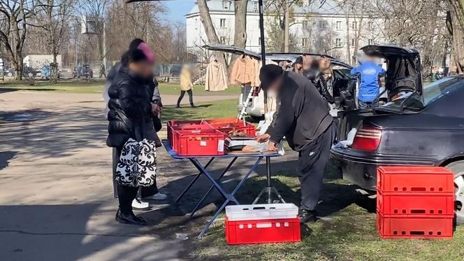 Odwiedziliśmy popularne targowisko w Warszawie. Wędliny wygrzewały się na słońcu! 