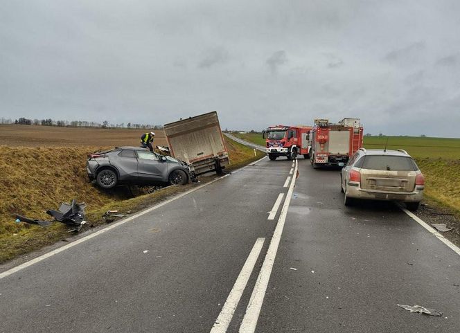 Strażacy w żałobie po wypadku na DK 25 pod Bydgoszczą. Zginął emerytowany funkcjonariusz [ZDJĘCIA]