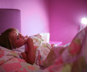 Problemy ze snem dziecka? Zwróć uwagę na kolor światła w jego pokoju