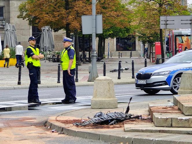 Pijany roztrzaskał się samochodem na pl. Konstytucji. To policjant stołecznej drogówki