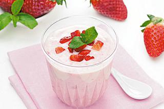 jogurt z truskawkami