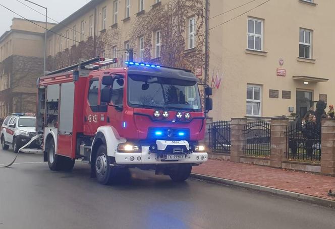 Pożar w liceum w Końskich! Z budynku ewakuowano sto osób. Co się stało?