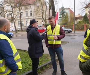 Protest rolników 4 kwietnia w Olsztynie. Strajkujący zostawili ministrowi Kulaskowi butelkę z nawozem