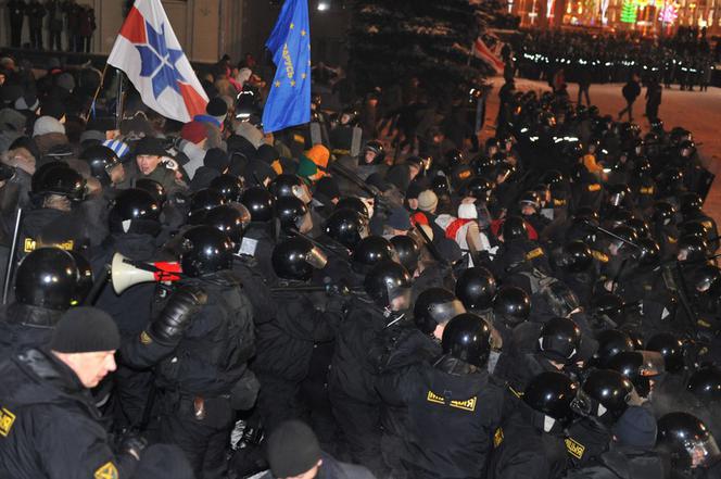 Wybory na Białorusi: Starcia z milicją w Mińsku. Setki ludzi trafiło do aresztu