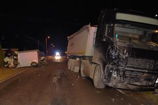  Czołowe zderzenie busa i ciężarówki. Nie żyje 43-latek, dwójka dzieci w szpitalu