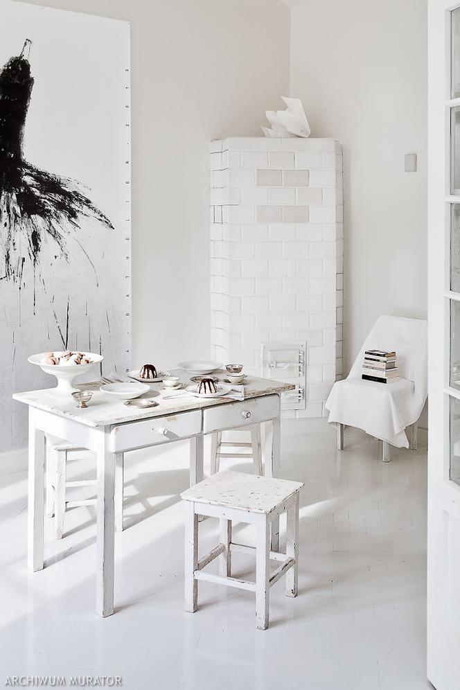 Przestrzenny biały salon z jadalnią: wnętrze w kamienicy