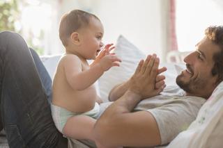 Tata na tacierzyńskim: jak pielęgnować i karmić niemowlę, czyli poradnik dla faceta