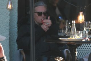 Krystyna Janda w Sopocie zamiast wdychać jod - kurzy jak lokomotywa!