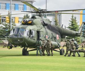 Efektowne ćwiczenia WOT w Czernikowie pod Toruniem. Scenariusz zakładał atak przeciwnika na szkołę z kilkudziesięcioma uczniami