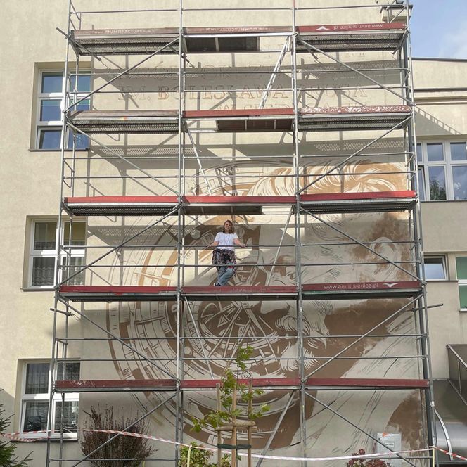 Mural można zobaczyć tylko od strony ulicy Sienkiewicza, na terenie zielonym I LO im. Bolesława Prusa w Siedlcach.