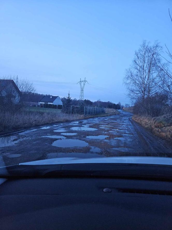 Droga pod Olsztynem dziurawa niczym sito. Mieszkanka osiedla: „Zwykłe wyjście na spacer to wyzwanie”