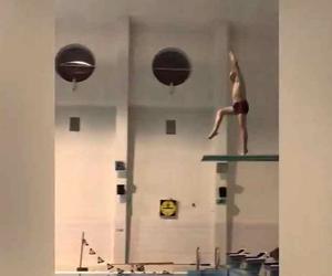 Antoni Macierewicz trenuje skoki do wody 