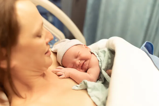 Kiedy po porodzie warto kłaść się na brzuchu? Położna wymienia korzyści