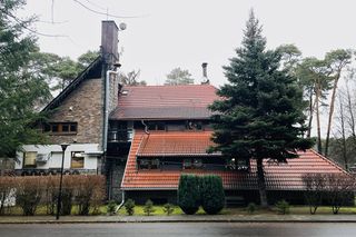 Kojarzycie te strome, miejscami schodzące niemal ku samemu podłożu, kryty strzechą lub gontem, dachy? W środku: luksus epoki Gierka