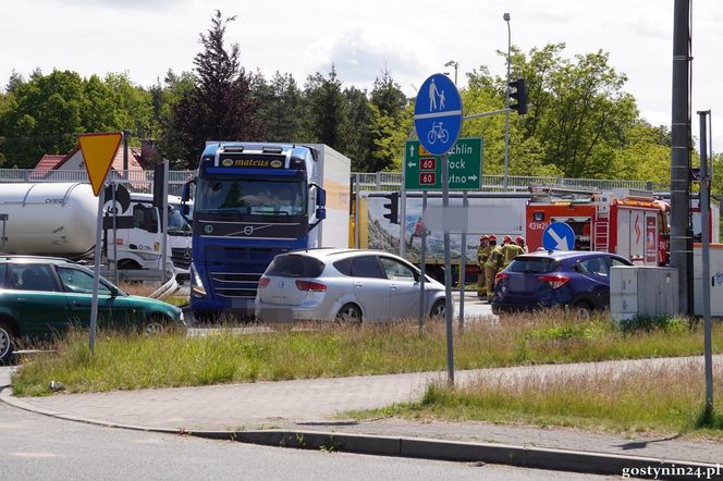 Tragiczny wypadek w Gostyninie. Wjechała toyotą pod tira. Nie żyje