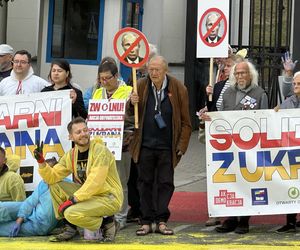 Żółto-niebieska niespodzianka dla rosyjskich dyplomatów. Barwy Ukrainy na asfalcie przed ambasadą Rosji 