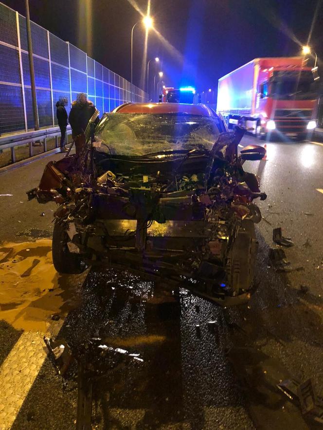 Lexus rozbity w wypadku na autostradzie A4