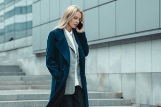 Ciepłe i stylowe. Wełniane spodnie to hit tego sezonu! Zobacz, jak je nosić