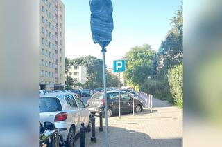Awantura o parking przy ul. Miłej. Mieszkańcy wystosowali petycję do władz