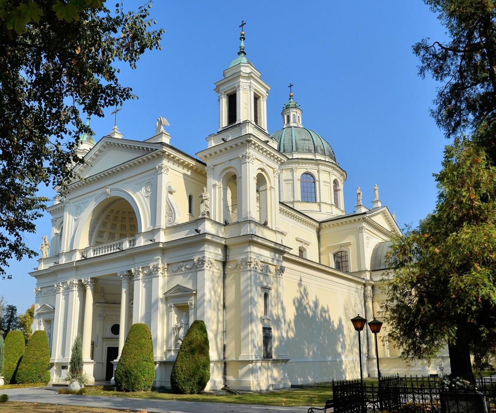 Jasna elewacja kościoła św. Anny w Wilanowie. O znalezieniu niewybuchu na poddaszu przeczytasz na SE.