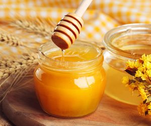 Regionalny przepis na miód z maślanki. Wystarczą tylko 2 składniki i garnek 