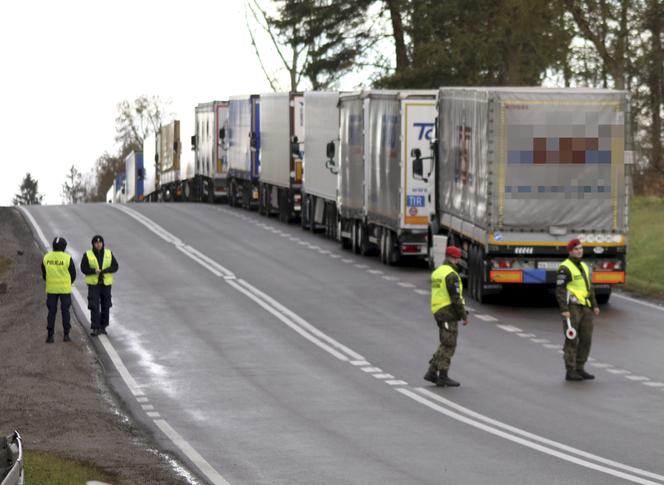 Kolejka TIR-ów czeka na wjazd na granicy białoruskiej. 31 godzin