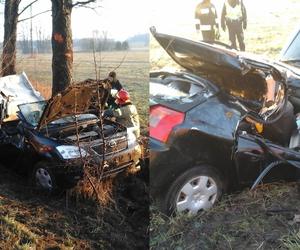 Świrydy. Tym autem jechała kobieta z 4-letnim dzieckiem. Toyota uderzyła w drzewo. Strażacy pokazali zdjęcia