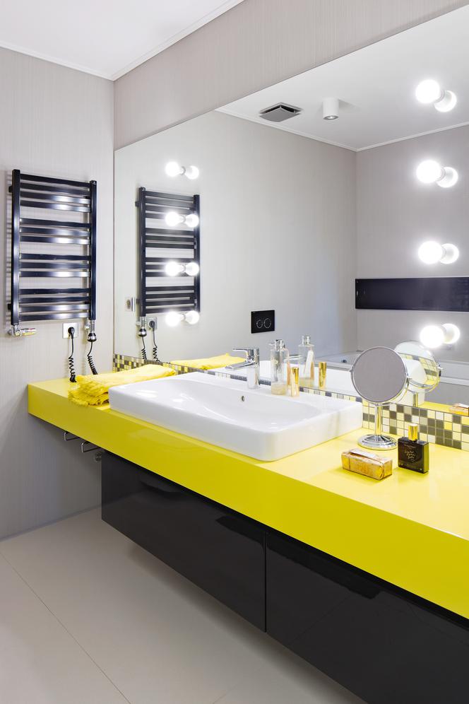Nowoczesna łazienka z modnym żółtym akcentem