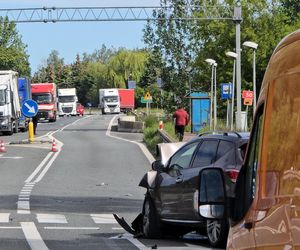 Peugeot i nissan roztrzaskane na drodze. Dramatyczny wypadek pod Sochaczewem 