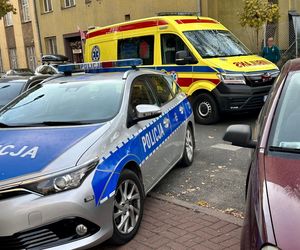 Tragedia w Warszawie. 1,5-roczna dziewczynka wypadła z 3. piętra na Woli. Dziecko jest w stanie krytycznym