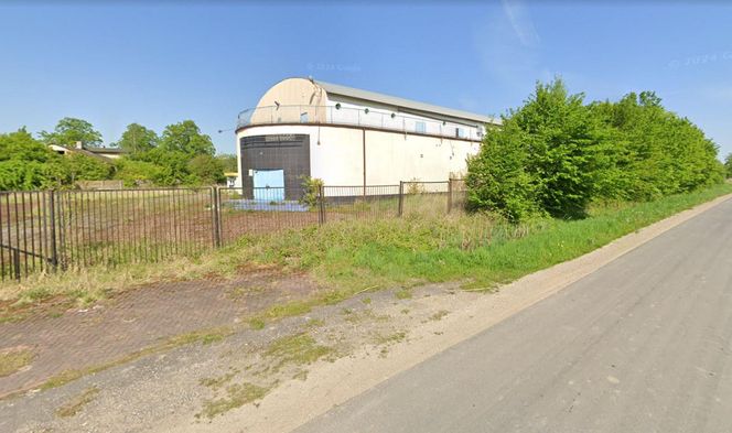 Brzeski. 25-latek wypadł z balkonu i zginął. Śmiertelny wypadek podczas urbexu [ZDJĘCIA].