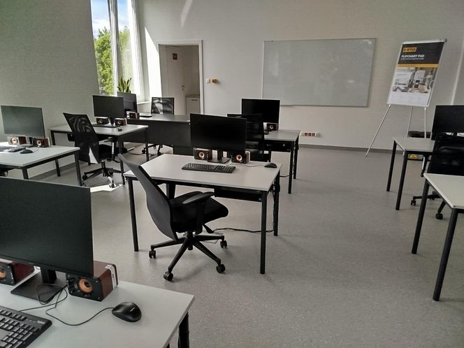 W budynku BCU nr 2 w Siedlcach znajduje się duża hala i 11 sal szkoleniowych, które zostały bardzo nowocześnie wyposażone.