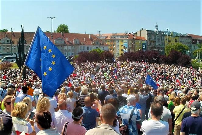 Manifestacja 4 czerwca na placu Solidarności w Szczecinie