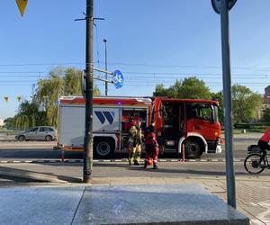 Akcja ratunkowa na Moście Grunwaldzkim w Krakowie. Młoda dziewczyna wypadła z mostu