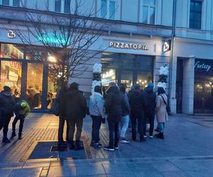 Otwarcie pizzerii Pizzatopia w Katowicach. Ogromna kolejka przed lokalem