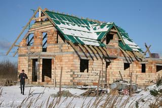 Budowa domu podczas przymrozków. Dlaczego prowadzenie prac budowlanych zimą nie jest zalecane?