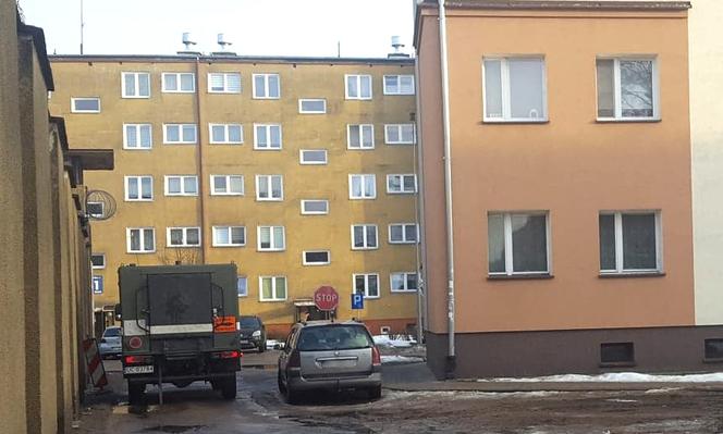 Niewybuchy między blokami przy 1-go Maja w Iławie