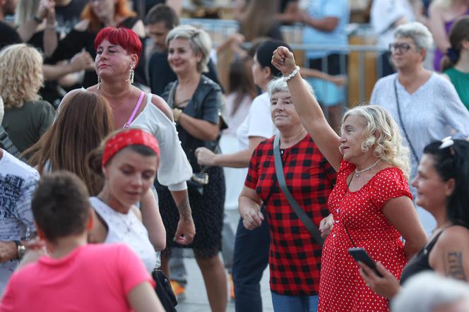 Potańcówka przed teatrem w Katowicach