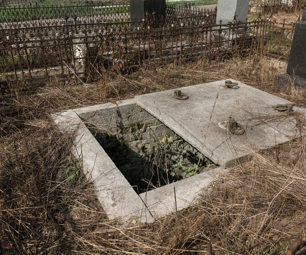 Groza w Nowym Modlinie. Otwarty grobowiec i trumna na cmentarzu. Kto to zrobił!?